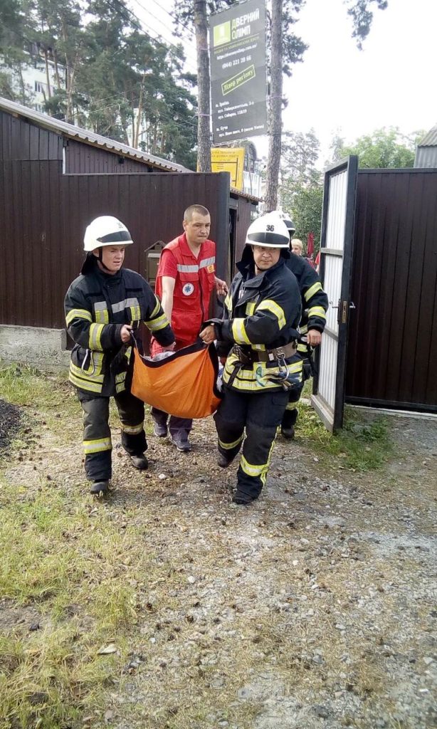 Ірпінські рятувальники витягли бабусю з колодязя